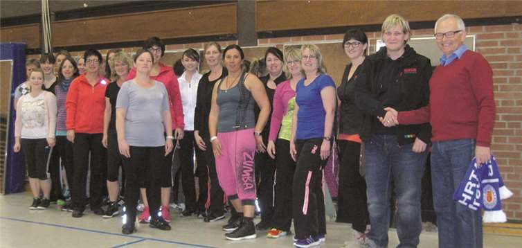 Die Montags-Zumba-Gruppe mit Trainerin Kerstin Wurring - (v.r.) Udo Seifen (erster Vorsitzender), Pia Schug (Geschäftsführerin), Kim Faust (Marktleiterin), Elke Backes (Vorstandsmitglied). privat
