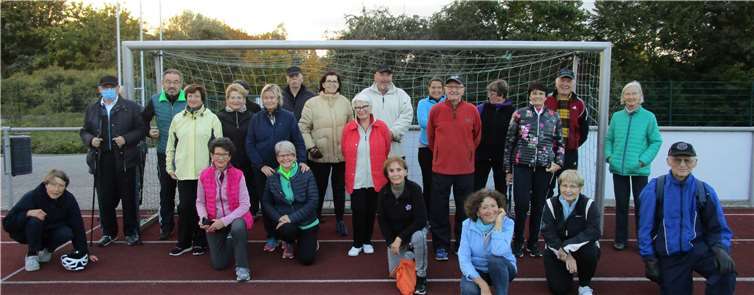 Die Montagsgruppe trifft sich seit der Zeitumstellung um 16 Uhr auf dem Sportplatz. Foto: privat