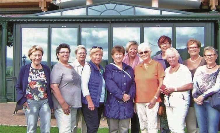 Die Montagsriege um Gertrud Wagner (4. v. r.) bei ihrer Jubiläumstour. AB