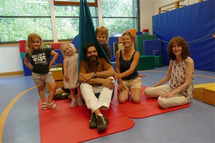 Die Montessori-Kinder freuen sich auf sportliche Erfolgserlebnisse. Ravi Walther Coote war bei der Spendenübergabe mittendrin, statt nur dabei.
