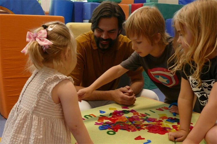 Ehrenamtliche Wellnessmassagen unterstützen Montessori-Kinderhaus