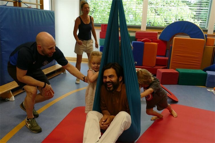 Ehrenamtliche Wellnessmassagen unterstützen Montessori-Kinderhaus