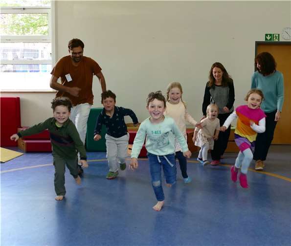 Die Montessori-Kinder freuen sich auf sportliche Erfolgserlebnisse. Ravi Walther Coote nahm im Rahmen der Spendenübergabe spontan bei einem Bewegungsspiel mit.