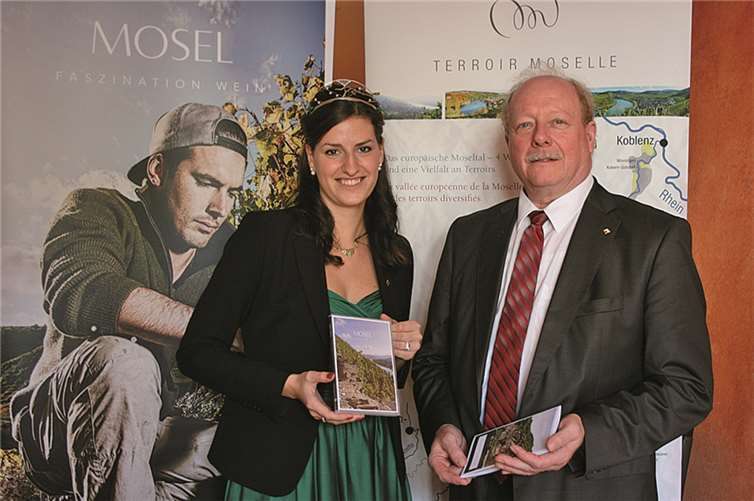 Die Mosel-Weinkönigin, Lisa Dieterichs, und der Vorsitzende des Moselwein e.V., Rolf Haxel, bei der Präsentation der neuen Film-DVD. Moselwein e.V./Ansgar Schmitz