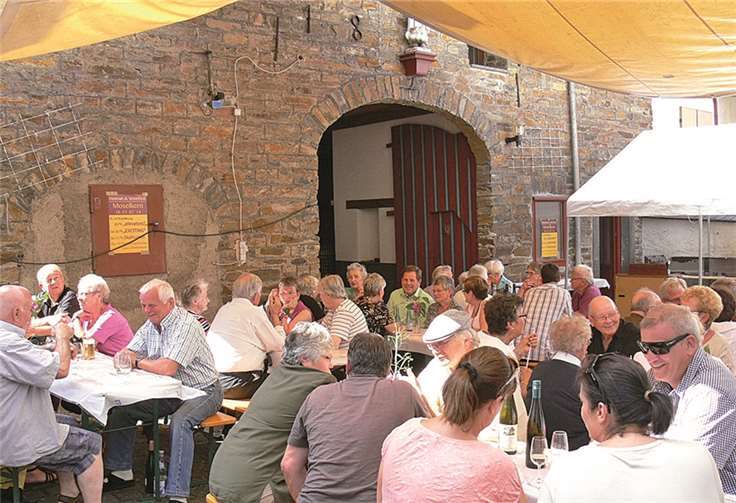 Die Moselkerner feierten rund um ihre Pfarrkirche St. Valerius das traditionelle Pfarrfest. privat