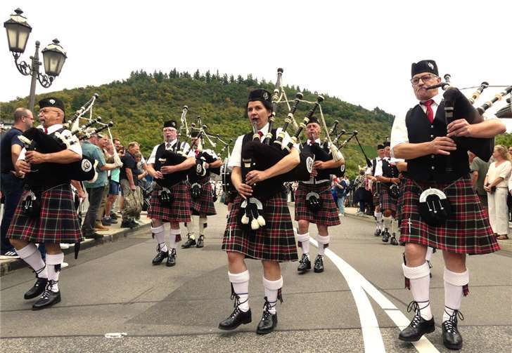 Tausende Besucher feierten in Cochem das Heimat- & Weinfest Die „Moselkrampen-Lowland-Pipers“ sorgten mit weltbekannten Ohrwürmern für allerbeste Stimmung beim Festumzug.
