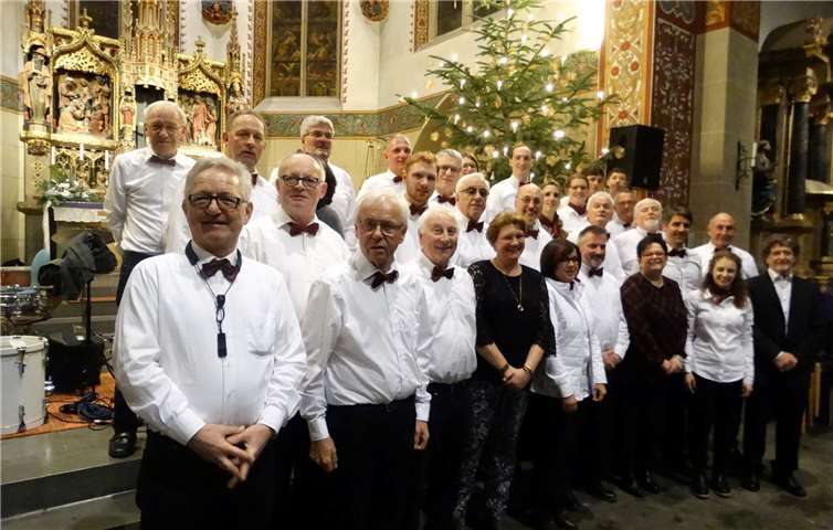 Die Mosella Oberfell gemeinsam mit Helmut Zimmer und den Moderatorinnen nach dem Konzert im vergangenen Jahr. Foto: privat