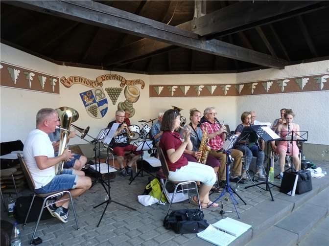 Die Mosella Oberfell unterhielt die Oberfeller mit stimmungsvoller Musik. Fotos: privat
