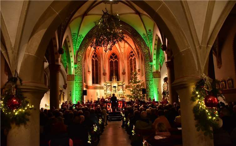 Die Mosella in der voll besetzten, beleuchteten St. Nikolaus Kirche. Fotos: privat