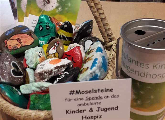 Die Moselsteine sind Wandersteine. Gegen eine Spende können sie erworben werden. Der Erlös geht an das Koblenzer Kinderhospiz.