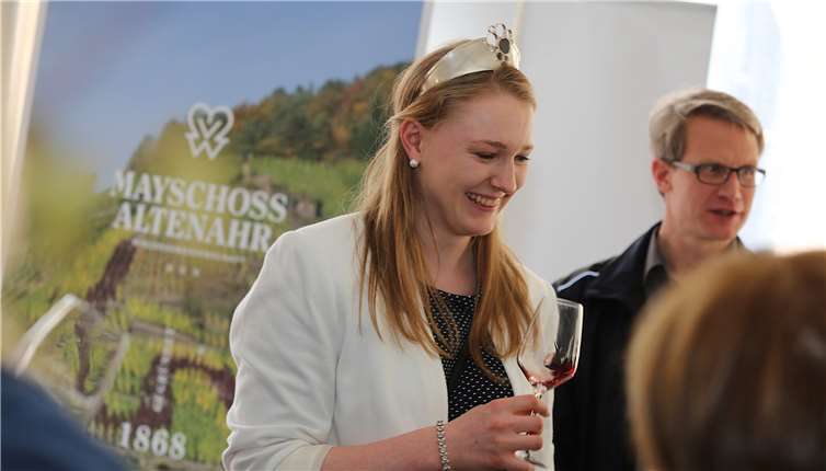 Die Moselweinkönigin erklärtealles Wichtige zu den Weinen.