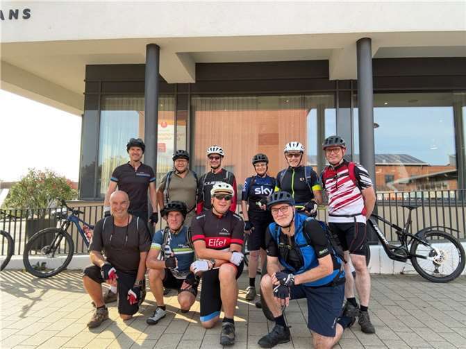 Die Mountainbiker des RSC Weibern vor ihrem Hotel.  Foto: privat