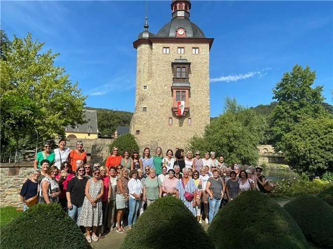 Die Müdener Möhnen vor Schloss Vollrads. Quelle: Möhnenverein Müden/Mosel