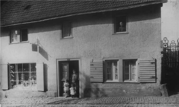 Die Mühlenbachstraße war als Teil der Rheintalstraße schon um 1920 gepflastert und mit einer Regenrinne versehen.Flück