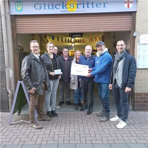Die Mülheim-Kärlicher Christdemokraten besuchten die Glücksritter im ehemaligen Gasthaus „Zur Sonne“ und überreichten ein erfreuliches Geschenk.