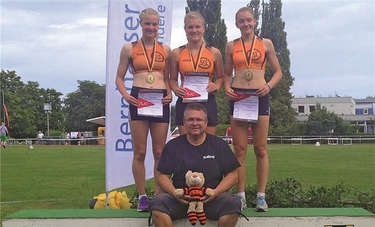 Die Mülheim-Kärlicher Leichtathletin Viktoria Müller (l.) gewann mit ihren Mannschaftskameradinnen die Deutsche Meisterschaft im Siebenkampf. Mit im Bild auch Trainer Holger Klein.