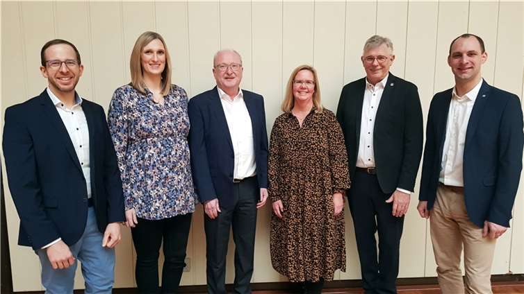 Die Mülheim-Kärlicher Stadtbürgermeister-Kandidatin Silke Billker (3. von rechts) gemeinsam mit dem CDU-Team (v.l.n.r.) Andreas Mattlener, Selina Flöck, CDU-Fraktionsvorsitzender Joachim Rönz, Bernd Bruckner und dem CDU-Vorsitzenden Max Nikenich.  Foto:Ruth Baulig