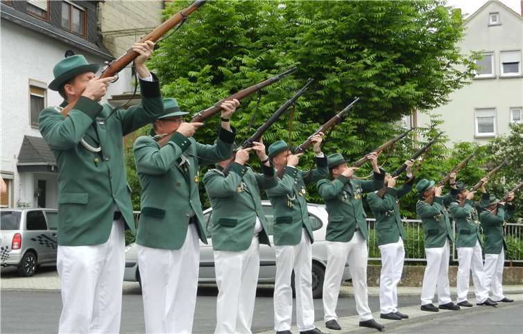 Die Mülheimer Schützen beim Salut-Schießen. Foto: privat