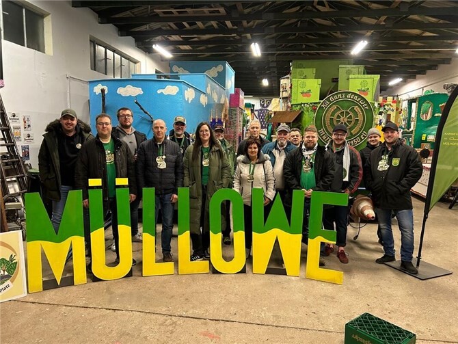 Die Mülhofener Wagenbauer zur Session 25/26.  Foto: Jens Nussbaum