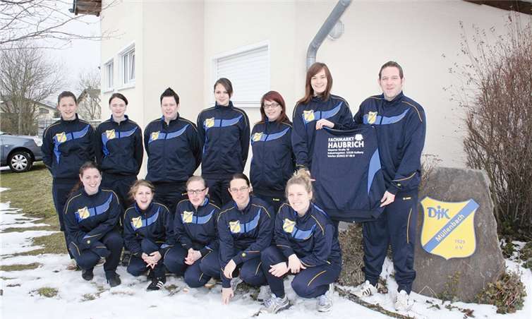 Die Müllenbacher Fußball-Damen mit ihren neuen Trainingsanzügen.privat