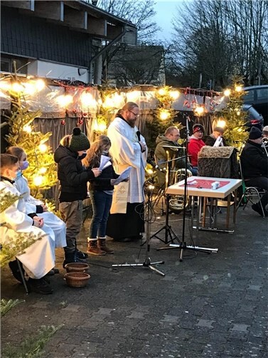 Die Müllenbacher Kinder bereiten sich mit Diakon Przesang auf ihre Auftritte vor.Foto: Dirk Lescher