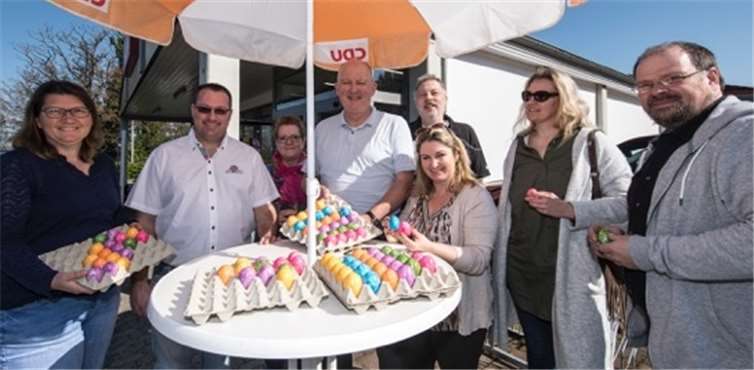 Die Münstermaifelder Christdemokraten verschenkten Ostereier und informierten über ihr Wahlprogramm. Foto: CDU