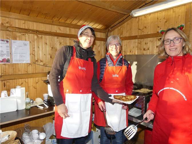 Die Münstermaifelder Möhnen verwöhnten die Besucher mit herrlich knusprigen Kartoffelpuffern.