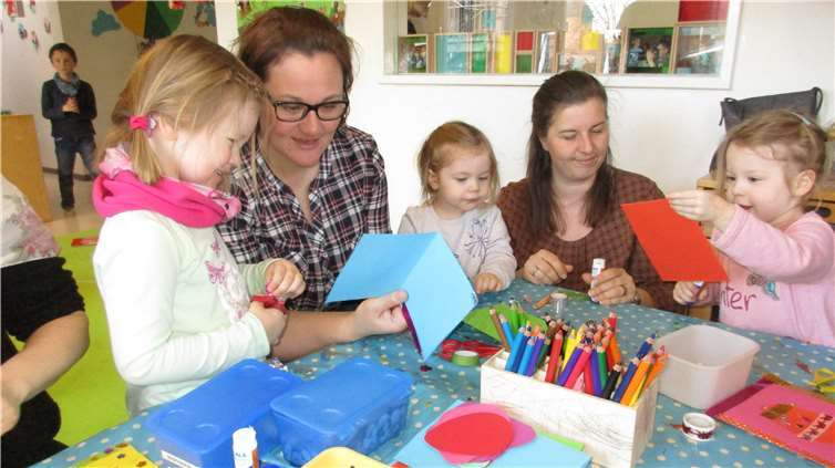 Die Mütter bastelten zusammen mit ihren Kindern.