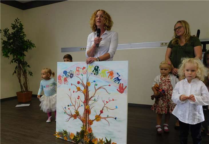 Ehrenvoller Abschied mit einer Träne im Knopfloch Die Mütter der tanzenden Kindergarten-Schar überreichen das wunderschöne zweiteilige Gemälde an den scheidenden Ortsbürgermeister.