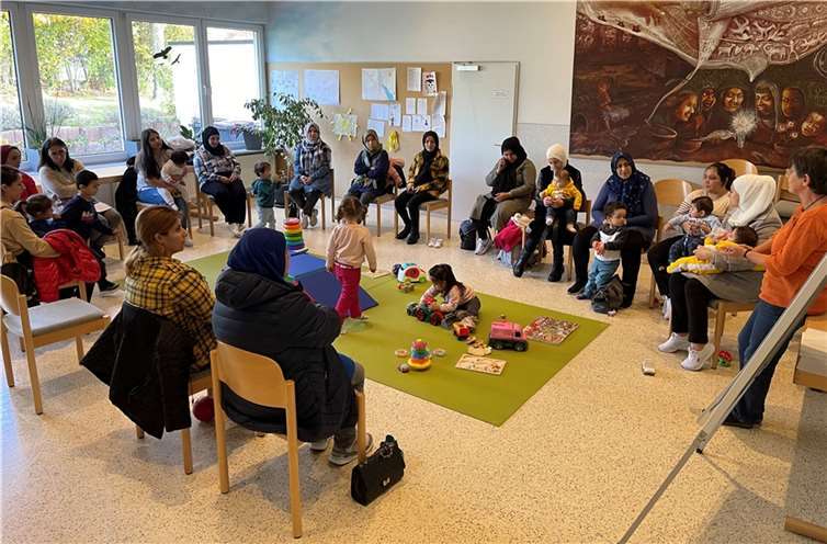 Die Mütter erhielten unter fachlicher Anleitung von Dr. med. Angela Grütter, Fachärztin für Anästhesie, Antworten auf viele Fragen.  Foto: Christa Fröhlich