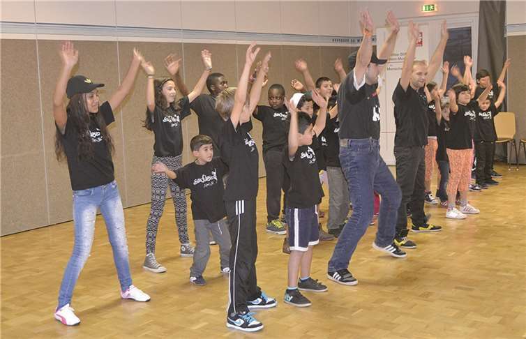 Die Multi-Kulti-Kids des Fachdienstes Migration brachten mit atemberaubendem Hip Hop und Breakdance das Informationszentrum Maria Laach zum Beben und führten vor Augen, wie jung Caritas eigentlich ist.privat