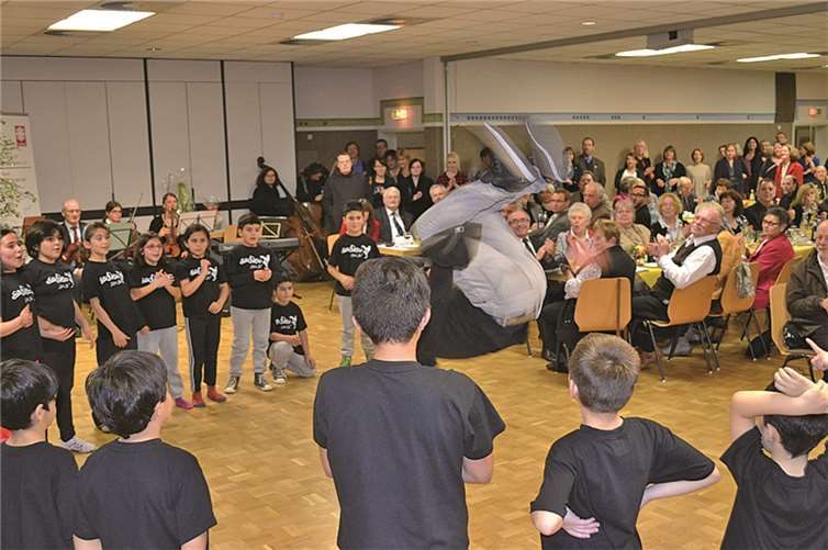 Die Multi-Kulti-Kids eröffneten den Festakt mit einem kraftvollen, lebensfrohen Feuerwerk.