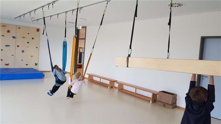 Die Multigurte können flexibel in das an der Decke angebrachte Schienensystem eingehängt werden.