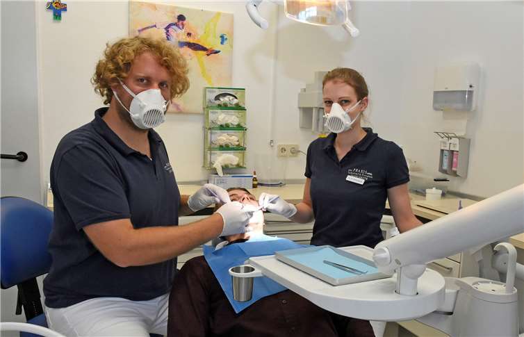 Die Mund-Nasen-Masken in einer Untersuchungssituation. Dr. Christian Weichert, Maximilian Köthe und Johanna Brandelik (v. li.)