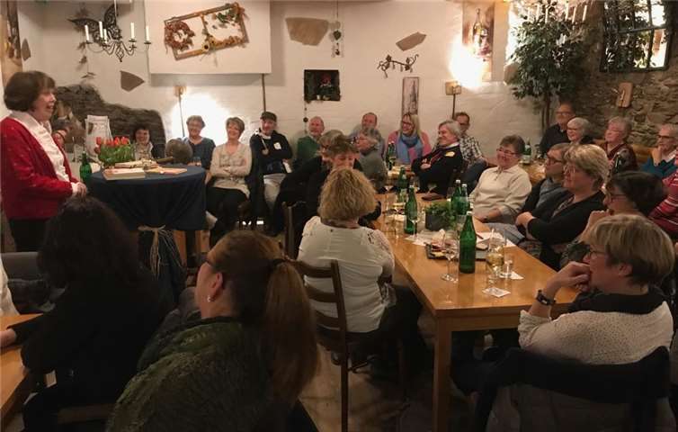 Die Mundartdichterin Elfriede Karsch war im vollen Winzerstadl Leyendecker in Kattenes zu Gast.privat