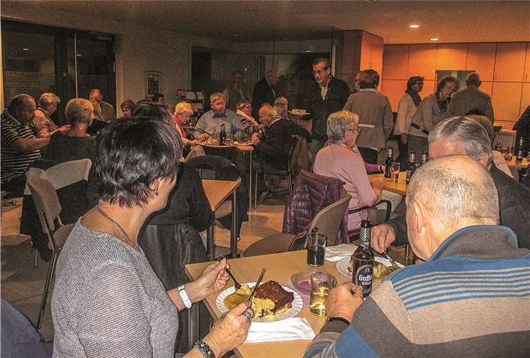 Die Mundartfreunde erfreuten sich am leckeren Döppscheskooche. privat