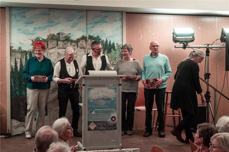 Von Musik bis Döppekooche Die Mundartkünstler v.li. Jutta Bell, Manfred Dahm, Moderator Benhard Klapperich, Sabine Stawowski und Rudol Reinhard. Foto: Markus Hilger