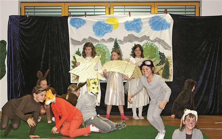 Die Musical-AG der Bürgermeister-Castenholtz-Grundschule inszenierte den „Weihnachtsstern“, der zunächst den Hirten auf dem Feld erschien. DL