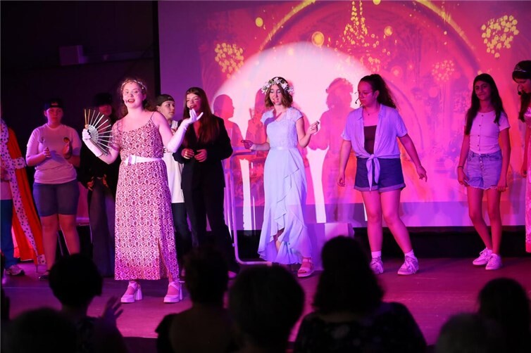 Die Musical-AG zieht die Zuschauer mit ihrer emotionalen Darbietung des Musicals „Dornröschen 2.0 – Upgrade nötig“ in ihren Bann