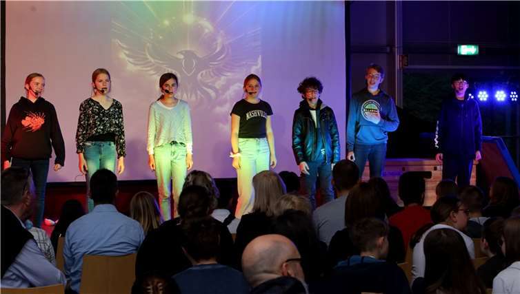 Die Musical-AG zieht die Zuschauer mit ihrer emotionalen Darbietung des Fantasy-Musicals „Seelenvogel“ in ihren Bann.  Foto: : Hubert Ewers