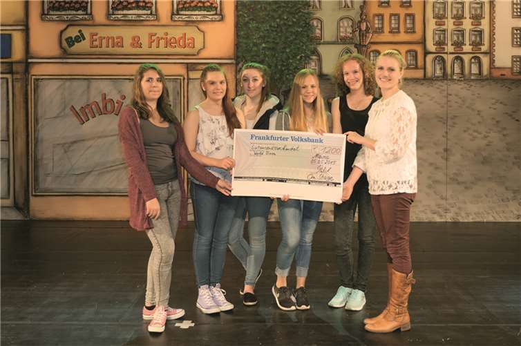 Die Musicalakteure übergaben einen Spendenscheck von 1.250 Euro bei der Abschlussvorstellung im Mainzer Staatstheater.privat