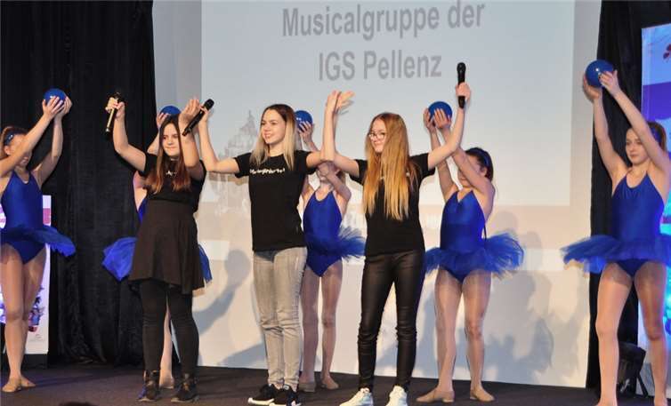 Die Musicalgruppe (Sternenprinzessin) der Regionalen Schule Pellenz begeisterte und übergab 1.000 Euro