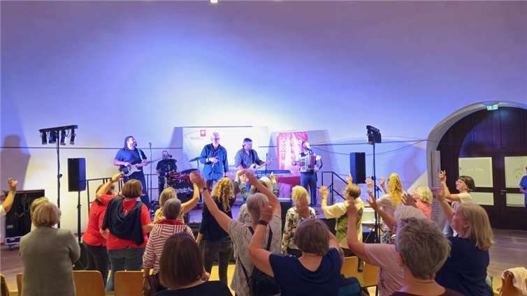 „Sie füllen Lücken, in denen sonst Leere oder Einsamkeit wäre“ Die Musik der Band Jeckediz lud die Gäste zum Tanzen und Mitsingen ein.