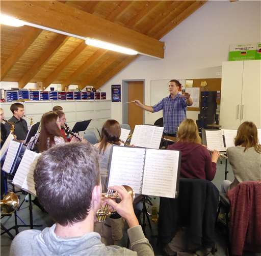 Die Musikalischen Löwen Nentershausen investieren viel in die Nachwuchsförderung. Mit großer Hingabe dirigiert Yannik Ferdinand das Jugendorchester und entfacht die Leidenschaft für die Musik auch beim Nachwuchs. GBA