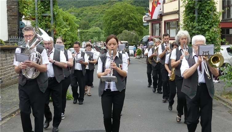 Die Musikanten aus Ellenz-Poltersdorf führtenden großen Festumzug durch den Winzerort an.