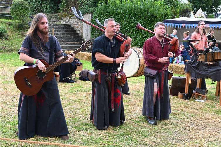 Die Musikanten gaben immer wieder kleine Hautnahkonzerte direkt vor Ort.