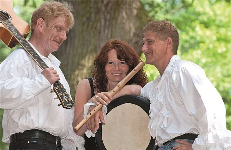 Die Musiker Ed O’Casey, Ann O’Casey und Matt McGuire geben am 20. März ein Konzert in Bad Breisig. privat