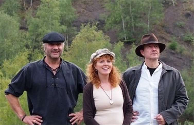 Die Musiker Helmar Hoffmann, Elke und Mike Maciniak verleihen „EifelFolk“ den charakteristischen Sound. privat