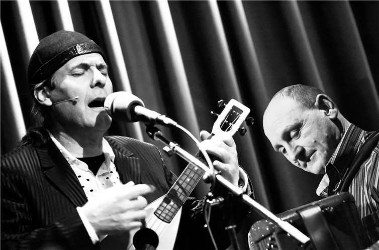 Die Musiker Marcel Adam (Gitarre, Ukulele) und Christian Di Fantauzzi (Akkordeon) konzertieren in der Stadthalle Linz.Jean M. Laffitau