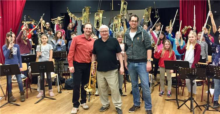 Die Musiker René Fromm, Dave Horler und Thomas Giesen mit den jungen Musizierenden.privat